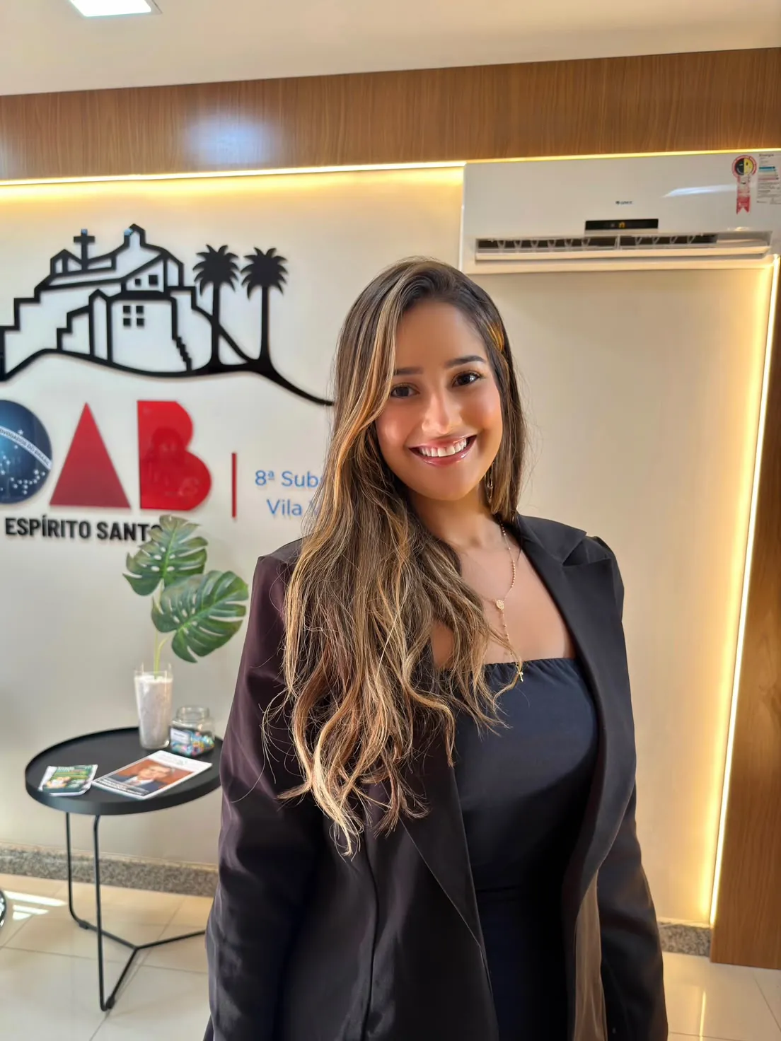 A advogada Nathalya Martins Bragança na sede da 8ª Subseção da OAB/ES em Vila Velha